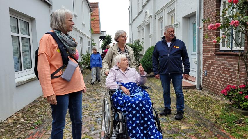 Annabel mit Familie in einer Gasse von Wyk Annabel