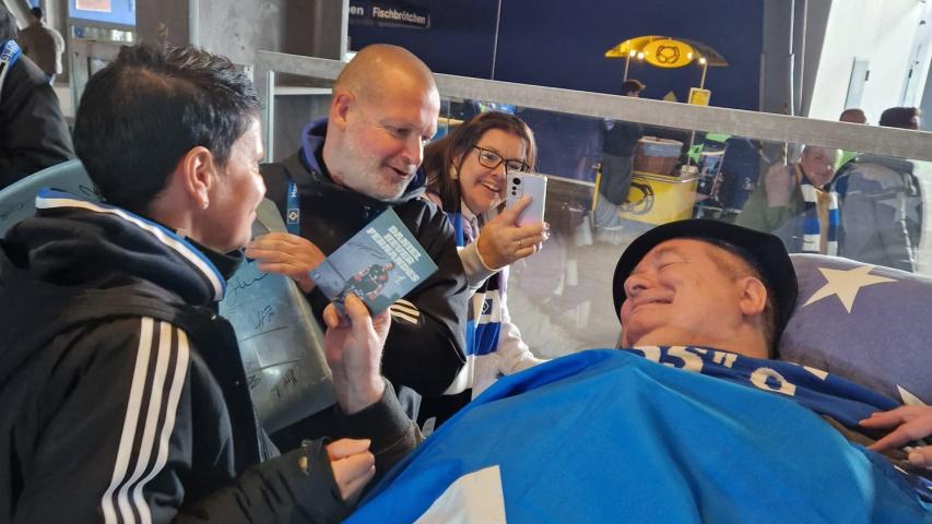 Rüdiger bekommt die Autogrammkarte Rüdiger bekommt die Autogrammkarte